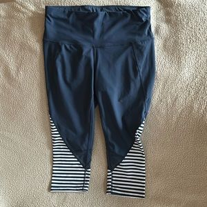 Cropped stretch leggings. Size medium